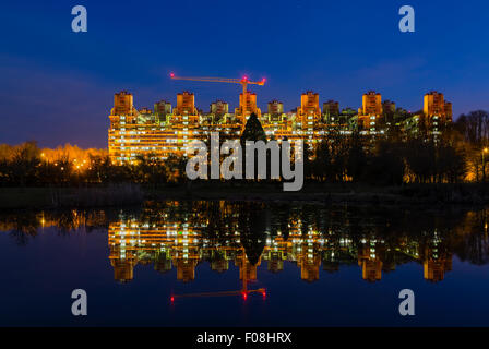 Das Universitätsklinikum (Uniklinik) Aachen in der Nacht mit Reflexion in einem kleinen See. Das Krankenhaus ist eines der größten in Europ Stockfoto