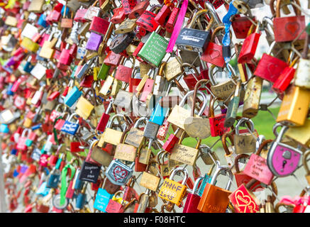 Liebe oder Liebhaber Vorhängeschlösser an den Drahtzaun auf der Fußgängerbrücke, die Makartsteg in Salzburg angeschlossen. Stockfoto