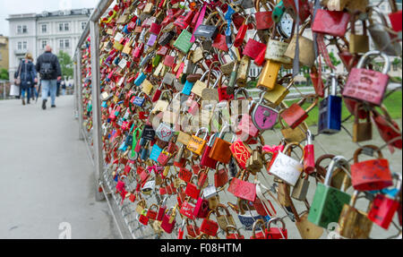 Liebe oder Liebhaber Vorhängeschlösser an den Drahtzaun auf der Fußgängerbrücke, die Makartsteg in Salzburg angeschlossen. Stockfoto