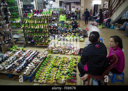 Schuhgeschäft in Vietnam Stockfoto