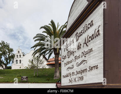 Zeichen für die Mission Basilica San Diego de Alcala, Kaliforniens erste Mission, dem Glockenturm der Kirche im Hintergrund. Stockfoto