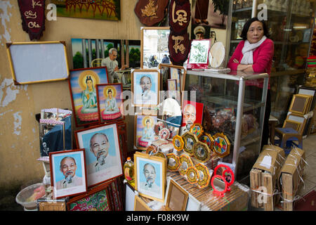 Geschäft mit Porträts von Vietnams erste Präsident Hồ Chí Minh Stockfoto