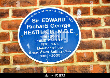 Broadstairs, Kent, England, UK. Blaue Plakette zum Gedenken an Sir Edward Heath Mitgliedschaft in Broadstairs Sailing Club Stockfoto