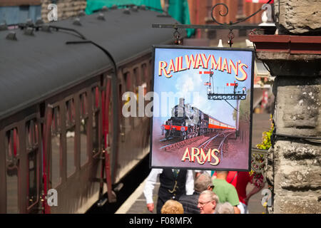 Eisenbahner Arms Pub unterzeichnen auf der Plattform an Bridgnorth Station, auf der Severn Valley Railway, Shropshire. Stockfoto