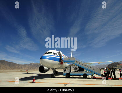 (150810)--LHASA, 10. August 2015 (Xinhua)--Foto aufgenommen am 30. Oktober 2010 zeigt eine A319 Flugzeug auf einem Flughafen in Xigaze, Südwest-China Tibet autonome Region.     Menschen erlebt erstaunliche Fortschritte des Transports in Tibet in den vergangenen fünf Jahrzehnten.    Insgesamt 75.000 Kilometer Straße haben erleichtert den Transport in Tibet als vor 50 Jahren.     Qinghai-Tibet-Bahnlinie von Nordwesten Chinas Provinz Qinghai nach Lhasa, wurde 2006 eröffnet. Die Zahl der Besucher nach Tibet ist seitdem enorm gestiegen.     Über die Eisenbahnen und Autobahnen, die Luft Busshuttle Stockfoto