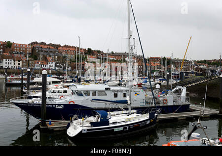 Fischerei Patrouille Schiff vertäut im Hafen von Whitby, North Yorkshire, England. Stockfoto