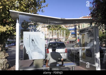 Frankreich, Côte d ' Azur, Cannes: Bushaltestelle mit Porträts von berühmten Film-Schauspieler Stockfoto