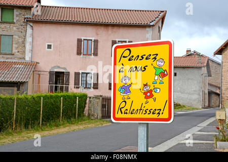 Schild am Eingang eines Dorfes Saint-Bonnet-le-Bourg Puy-de-Dome Livradois Auvergne Frankreich Stockfoto