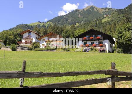 In Südtirol (Norditalien), typische Häuser im Dorf von Dorf Tirol bei Meran Stockfoto