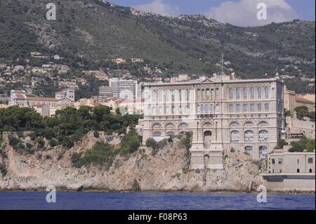 Fürstentum Monaco, die Stadt Monte Carlo vom Meer aus gesehen, Gebäude des Ozeanographischen Museums Stockfoto