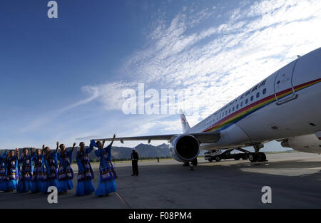 (150810)--LHASA, 10. August 2015 (Xinhua)--Foto am 26. Juli 2011 zeigt der Eröffnungsflug Zeremonie der Tibet Airlines, die erste Fluggesellschaft mit Sitz in Tibet, Lhasa Gonggar Flughafen Südwesten Chinas Tibet autonome Region.     Menschen erlebt erstaunliche Fortschritte des Transports in Tibet in den vergangenen fünf Jahrzehnten.    Insgesamt 75.000 Kilometer Straße haben erleichtert den Transport in Tibet als vor 50 Jahren.     Qinghai-Tibet-Bahnlinie von Nordwesten Chinas Provinz Qinghai nach Lhasa, wurde 2006 eröffnet. Seitdem hat die Zahl der Besucher nach Tibet Stockfoto