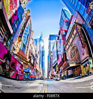 NEW YORK - SEPT 22: Times Square und 42nd Street ist eine viel befahrenen touristischen Kreuzung von Neon Kunst und Kommerz und ist eine berühmte Straße Stockfoto