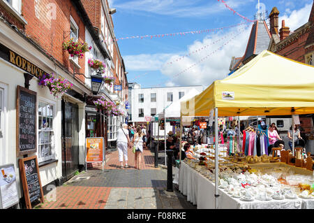 Outdoor-Ständen am Markttag von Wokingham Rathaus, Marktplatz, Wokingham, Berkshire, England, Vereinigtes Königreich Stockfoto
