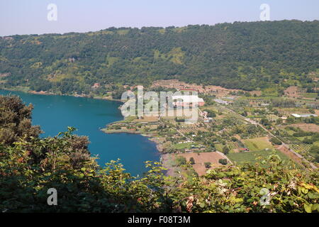 Blick auf den See Nemi, in der Provinz von Rom, von oben. Stockfoto