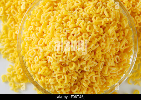 Schüssel mit kleinen Buchstaben-förmige pasta Stockfoto