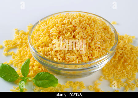 Schüssel mit kleinen Buchstaben-förmige pasta Stockfoto