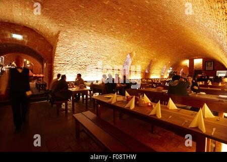 Menschen Essen im Augustiner Keller, München Stockfoto