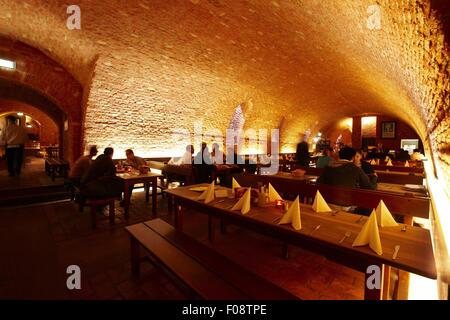 Menschen Essen im Augustiner Keller, München Stockfoto