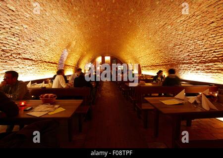 Menschen Essen im Augustiner Keller, München Stockfoto