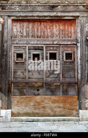 charmanten alten Holzfenster und Wand Muster in Venedig, Italien Stockfoto