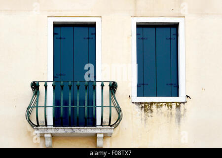 Tür mit Balkon und Fenster in Crème Wand Gebäude in Venedig, Italien Stockfoto