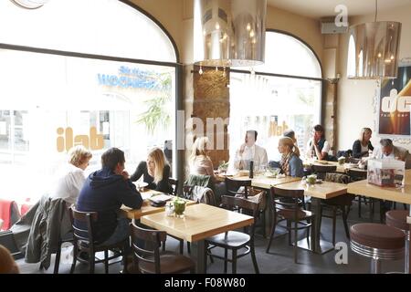 Menschen, die Essen im Restaurant Deli in der Altstadt von Stuttgart, Deutschland Stockfoto