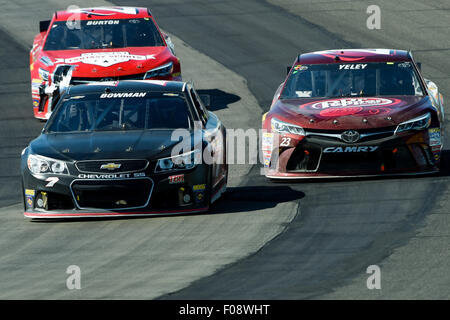 Watkins Glen, New York, USA. 9. August 2015. NASCAR Sprint Cup Series Treiber Alex Bowman #7 führt sprinten Sie Schale Reihe JJ Saison #23 und sprinten Sie Schale Reihe Treiber Jeb Burton #26 während der NASCAR Sprint Cup Series Cheez-It 355 in The Glen in Watkins Glen International in Watkins Glen, New York. Rich Barnes/CSM/Alamy Live-Nachrichten Stockfoto