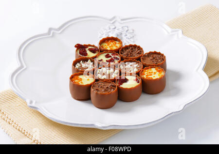 Zarte Milchschokolade Tassen mit Likör und Ganache Zentren Stockfoto