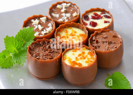 Zarte Milchschokolade Tassen mit Likör und Ganache Zentren Stockfoto