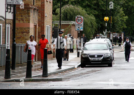 London, UK. 10. August 2015. Die Entdeckung von Arbeitern ein Blindgänger WW2 ca. 11.45 heute Morgen führte zu eine große Fläche um Temple Street, Old Bethnal Green Road wird abgesperrt. und Bewohner evakuiert. Bethnal Green, London UK 10. August 2015 Credit: Mark Baynes/Alamy Live-Nachrichten Stockfoto