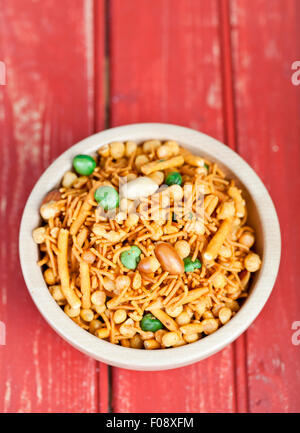 Frische Chanachur oder Bombay mix in einer Holzschale Stockfoto