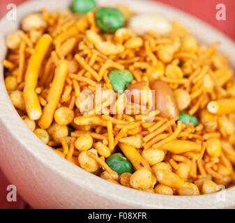Frische Chanachur oder Bombay mix in einer Holzschale Stockfoto