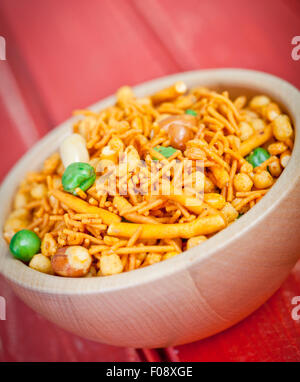 Frische Chanachur oder Bombay mix in einer Holzschale Stockfoto