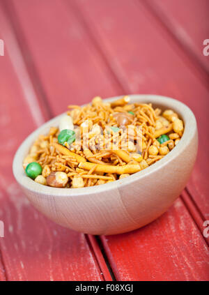 Frische Chanachur oder Bombay mix in einer Holzschale Stockfoto