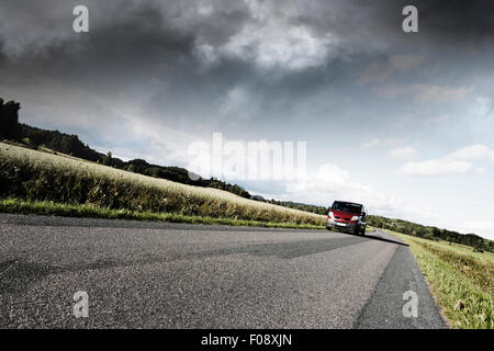 4 x 4, Auto, fahren auf einer einsamen Landstraße Stockfoto