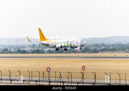 MADRID, Spanien - 8. August 2015: Flugzeug - Boeing 737 - 82R - der - Pegasus Airlines - Airline, landet am Flughafen Madrid-Barajas - Adolfo Suarez - am 8. August 2015. © Russet Apfel/Alamy Live News Stockfoto