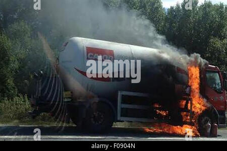 Manchester, UK. 10. August 2015. M56 /Chester Manchester hat Montag, 10. August 2015 lodernden Tanker auf Chester gebundene Fahrbahn der M56 die Autobahn in beide Richtungen geschlossen.  Der LKW auf dem Standstreifen zwischen J14 bei Hapsford und Kreuzung 15 an der M53 ist und ein 1500 m Kordon wurde eingerichtet.  Aus ihren Fahrzeugen und in sicherer Entfernung verschoben werden Autofahrer darin evakuiert.  Verkehr wird angeblich von Daresbury und an einem Stand noch gesichert. Bildnachweis: Jason Kay/Alamy Live News Stockfoto