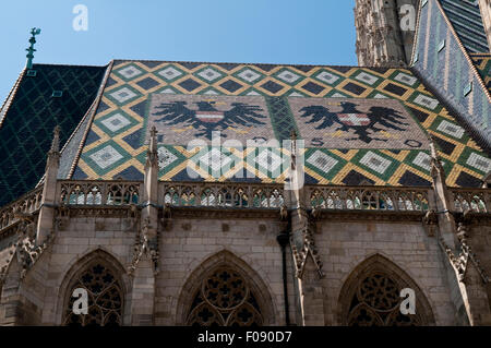 Detail des schönen Kachelofen Dach des St.-Stephans Basilika, zeigt das Wappen der Stadt Wien und Österreich Stockfoto