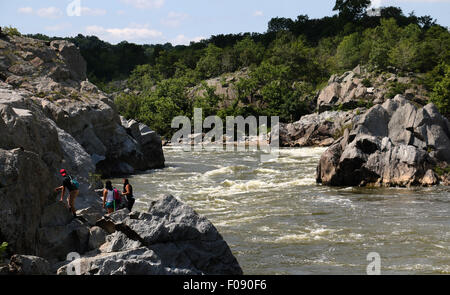 Wanderer auf den Felsen an den großen Wasserfällen des Maryland Potomac River Stockfoto