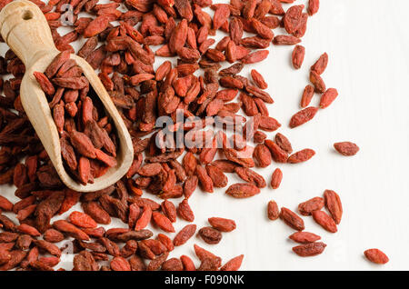 Goji Beeren getrocknet in einer Schale mit Löffel, Closeup Hintergrund Stockfoto