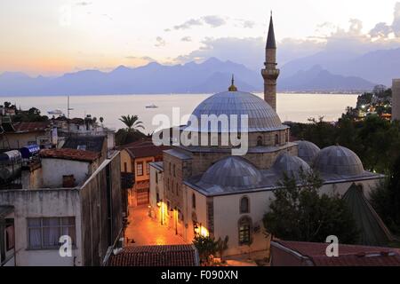 Blick auf die beleuchtete Tekeli Mehmet Pasa Moschee in Antalya, Türkei Stockfoto