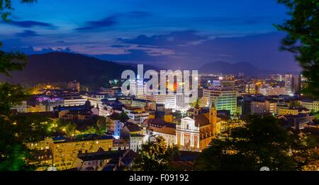 Nachtansicht der Stadt Ljubljana zur blauen Stunde! Stockfoto