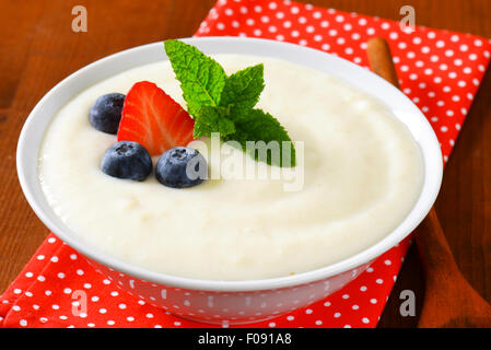 Glatte Grieß Brei serviert mit frischen Früchten Stockfoto