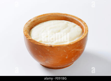 Schlichte Grieß Brei in Holzschale Stockfoto