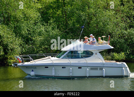 Gruppe auf Jeanneau Prestige 32 Boat cruise Boot auf der Themse, Runnymede, Surrey, England, Vereinigtes Königreich Stockfoto