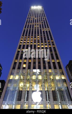 Niedrigen Winkel Ansicht der Apple Store auf der 5th Avenue, New York, USA Stockfoto