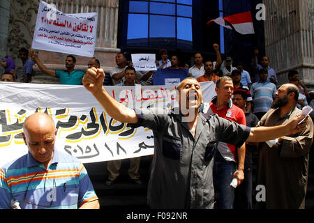 Kairo, Ägypten. 9. August 2015. Angestellten und Arbeiter der Ägyptens Ministerium der Finanzen Finanzamt schreien Parolen gegen Finanzminister Hany Kadry Dimian und die Regierung während einer Protestaktion vor der Journalistenverband in Kairo, 10. August 2015. Arbeiter der Gewerkschaft inszeniert den Protest auf die Abschaffung der das Beamtenrecht und eine minimale und eine maximale Lohn für Beamte, zu verlangen, berichteten lokale Medien © Amr Sayed/APA Bilder/ZUMA Draht/Alamy Live News Stockfoto