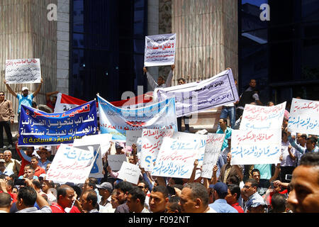 Kairo, Ägypten. 9. August 2015. Angestellten und Arbeiter der Ägyptens Ministerium der Finanzen Finanzamt schreien Parolen gegen Finanzminister Hany Kadry Dimian und die Regierung während einer Protestaktion vor der Journalistenverband in Kairo, 10. August 2015. Arbeiter der Gewerkschaft inszeniert den Protest auf die Abschaffung der das Beamtenrecht und eine minimale und eine maximale Lohn für Beamte, zu verlangen, berichteten lokale Medien © Amr Sayed/APA Bilder/ZUMA Draht/Alamy Live News Stockfoto