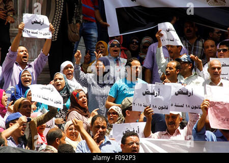 Kairo, Ägypten. 9. August 2015. Angestellten und Arbeiter der Ägyptens Ministerium der Finanzen Finanzamt schreien Parolen gegen Finanzminister Hany Kadry Dimian und die Regierung während einer Protestaktion vor der Journalistenverband in Kairo, 10. August 2015. Arbeiter der Gewerkschaft inszeniert den Protest auf die Abschaffung der das Beamtenrecht und eine minimale und eine maximale Lohn für Beamte, zu verlangen, berichteten lokale Medien © Amr Sayed/APA Bilder/ZUMA Draht/Alamy Live News Stockfoto