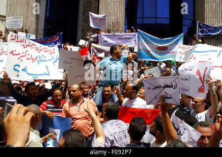 Kairo, Ägypten. 9. August 2015. Angestellten und Arbeiter der Ägyptens Ministerium der Finanzen Finanzamt schreien Parolen gegen Finanzminister Hany Kadry Dimian und die Regierung während einer Protestaktion vor der Journalistenverband in Kairo, 10. August 2015. Arbeiter der Gewerkschaft inszeniert den Protest auf die Abschaffung der das Beamtenrecht und eine minimale und eine maximale Lohn für Beamte, zu verlangen, berichteten lokale Medien © Amr Sayed/APA Bilder/ZUMA Draht/Alamy Live News Stockfoto